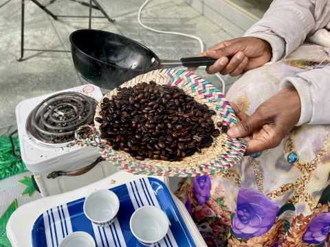 Eritreische Kaffeezeremonie vor dem claro Thusis