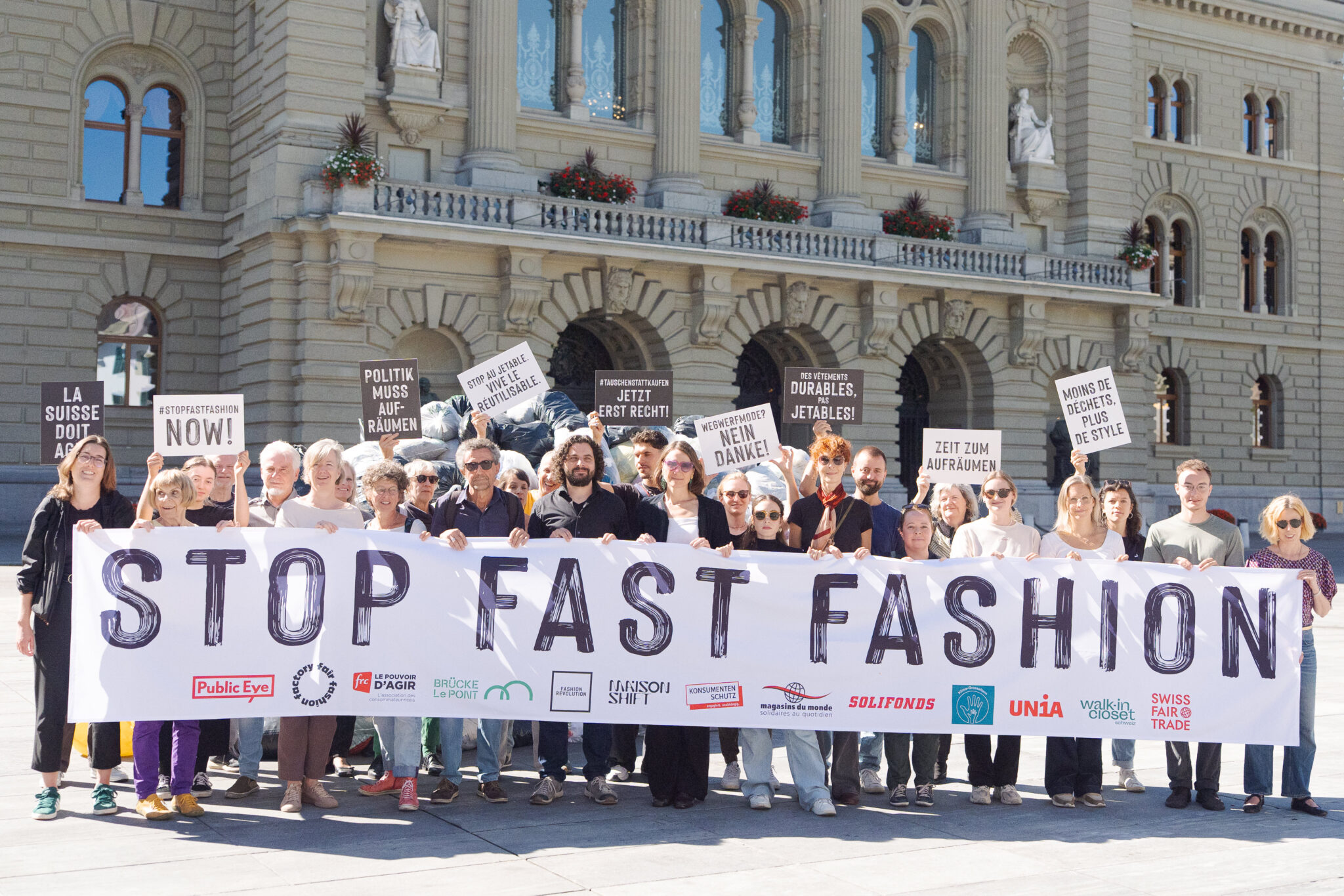 Kleiderberg vor dem Bundeshaus: Schweizer Zivilgesellschaft fordert politische Massnahmen gegen Fast Fashion